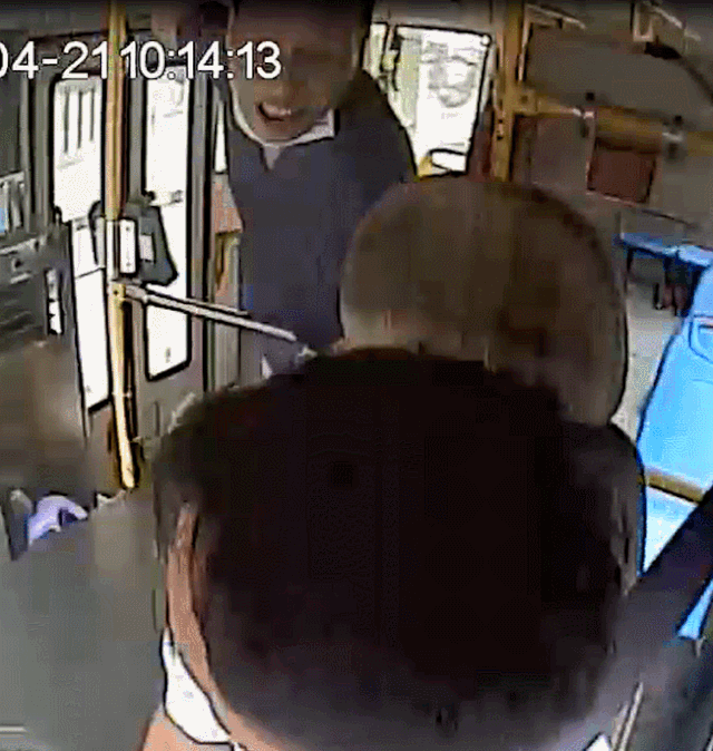  车窗|过分！男子捶打开车中的司机16次，还砸碎车窗