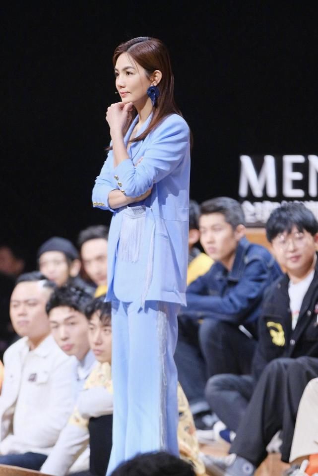  穿在身上|“假小子”陈嘉桦越来越有女人味，长发配蓝色西装干练清爽，好美