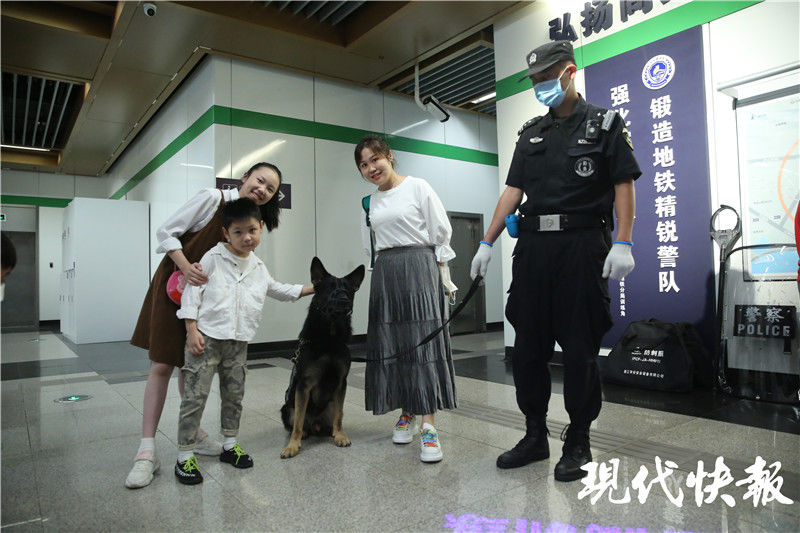 警用装备|身穿防暴服、手举防爆盾，这样的现代快报小记者“帅气度”爆表