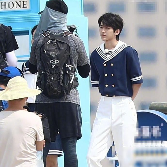 家族|跑男家族穿水手服站一排,吴宣仪短裙很青春,我却留意蔡徐坤的手