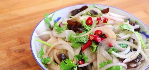  做法|洋葱拌木耳的家常做法，简单又美味，特别爽口