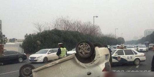  小心|我开车不小心翻车怎么办？记住要保持冷静，记住逃生的知识