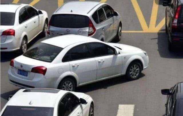  光膀|面包车逆行发生冲突，车上跳下2个光膀大汉，没想到踢到铁板