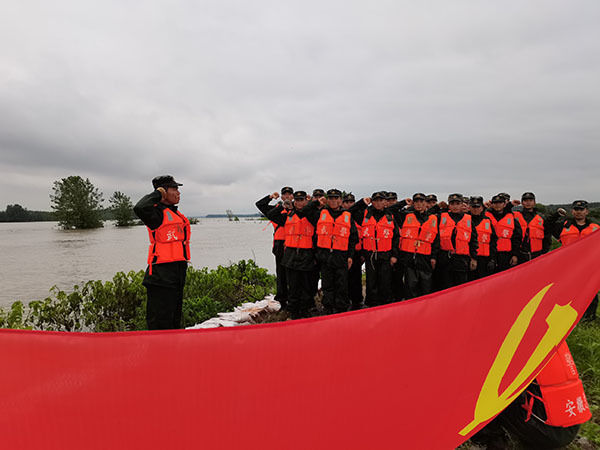 险情|防汛一线见闻：人民子弟兵的抗洪“十二时辰”