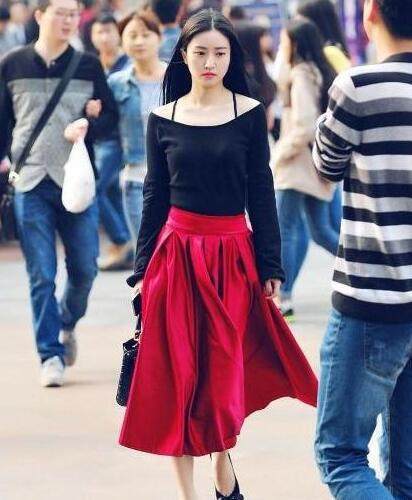 很显|街拍:活泼可爱的小美女,身穿吊带蕾丝裙,很显洋气