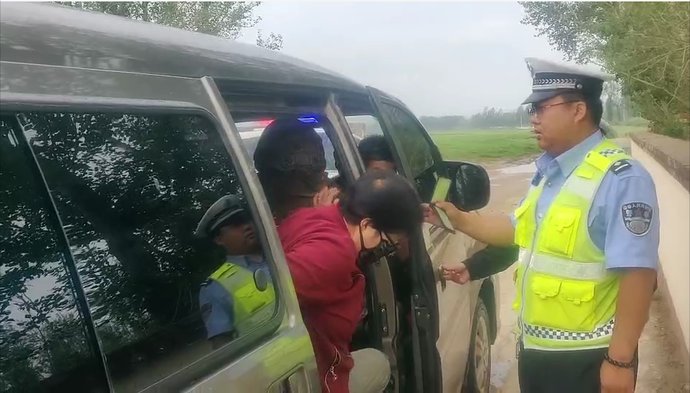  执勤民警|【典型案例】农村面包车超员害人害己！交警提示：切勿因蝇头小利，忽视自己和他人的安全！