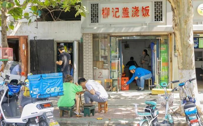 桌椅|店内坐不下,门口搬桌椅来吃!丰储街的这家盖浇饭火了13年!