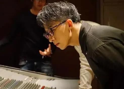  幕后|曾是入围金像奖的选秀冠军，他人气暴跌转幕后十年，被称情歌王子