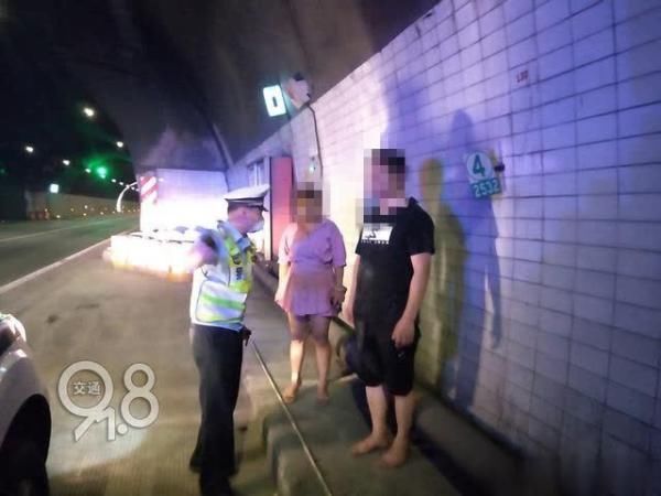  任警官|男子深夜将妻子连人带车扔在高速上，妻子：应该吊销他的驾驶证