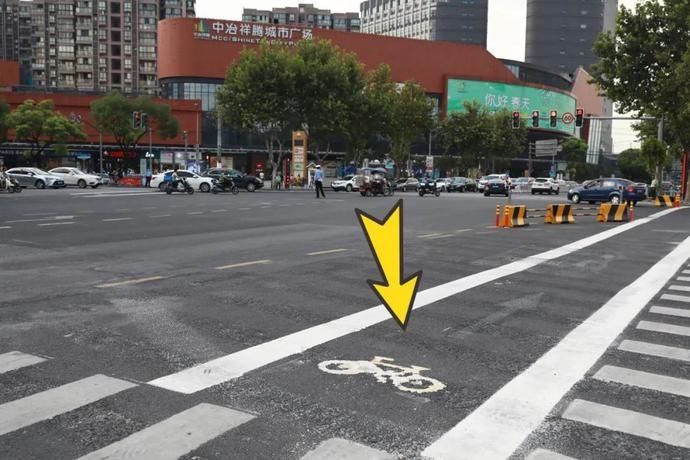 路口|人民日报点赞的同款斑马线，嘉定这个路口也有了！