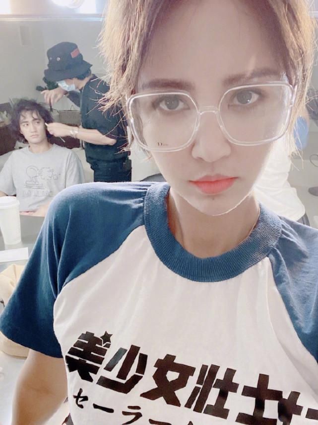 老袁|张歆艺和袁弘同框秀恩爱,她瘦身成功现尖下巴,却被吐槽是女壮士