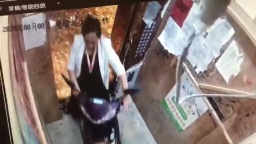  瞬间|女子骑电动车坐电梯，电瓶突然冒烟起火，电梯厢瞬间被浓烟吞噬