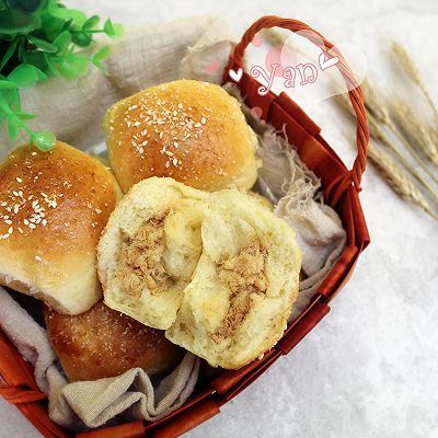 松软|淡奶油椰香肉松软面包