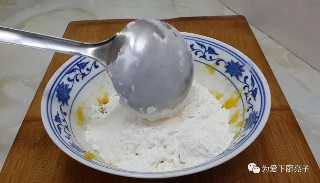  简单|红薯这么做太香了，加1碗面粉，个个松软香甜，出锅孩子们全抢光