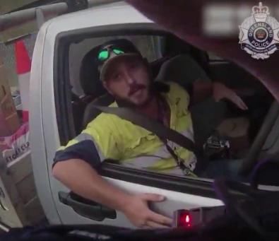  棕色蛇|澳27岁男子超速原因太惊恐，边开车边用刀和缠在膝盖上的毒蛇斗争