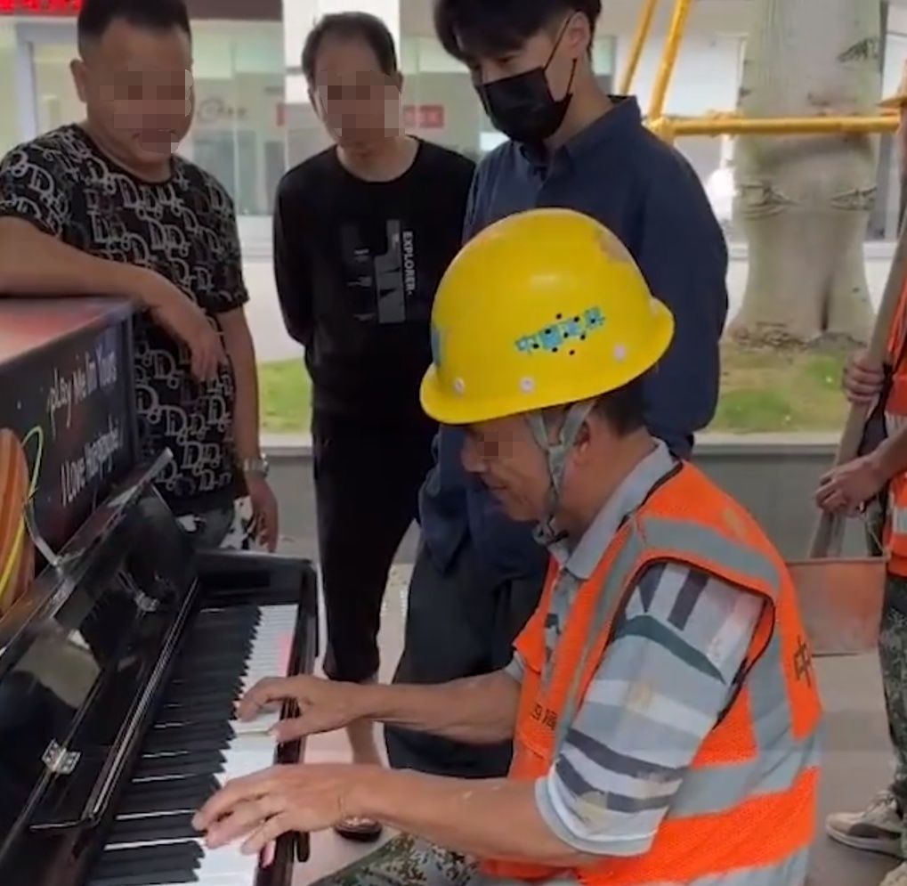 六旬务工大叔在街头弹钢琴：几十年没弹过了，工友：他在工地打零工，还会多种乐器