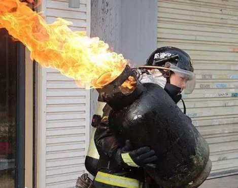  液化气罐|救援时发生爆炸，8名消防员受伤倒地！“它”是火场的“定时炸弹”