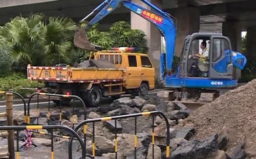  局部|花都：路面发生局部坍塌 电单车经过掉入其中