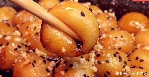  红糖水|三个土豆，一碗糯米粉，出锅后连汤都不剩