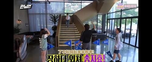  上衣|宋智孝在镜头前撩起上衣戴麦克风 露出肚子上的肉肉被弟弟们议论