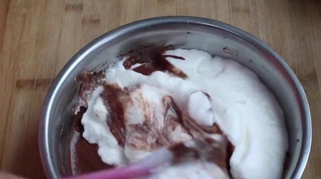  滋润|可可戚风蛋糕的做法，味道好吃不腻，口感滋润嫩爽！