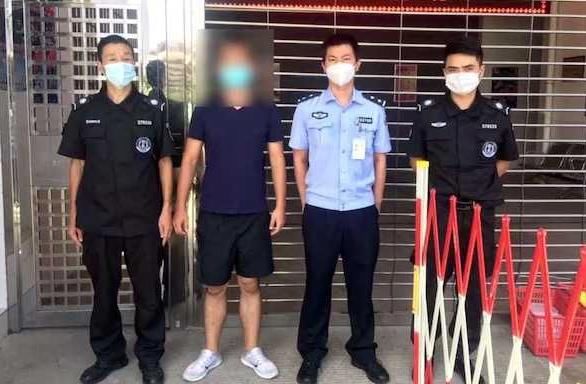  强拉|飞机还在滑行，大学生突然强拉应急舱门！顿时响起警报