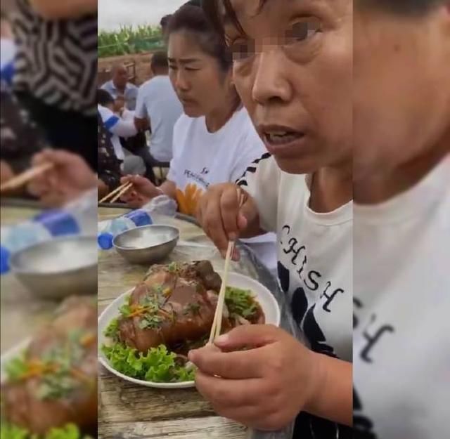 同桌|大妈吃酒席独占大肘子，面对同桌人的质问，大妈：我花钱了