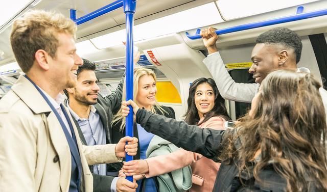 没教养|孩子地铁上没让座，被老人骂没教养，宝妈霸气回怼：请互相理解