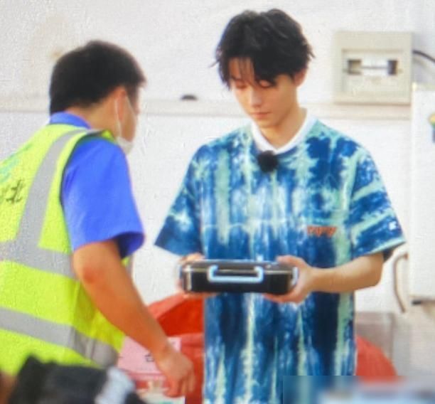  王俊凯|中餐厅杀青赵丽颖站C位，王俊凯被挤后排，谁注意杨超越在哪？