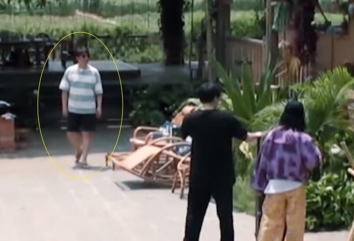  黄晓明离开|黄磊没出门送黄晓明，回到蘑菇屋的两个举动，透露内心情感