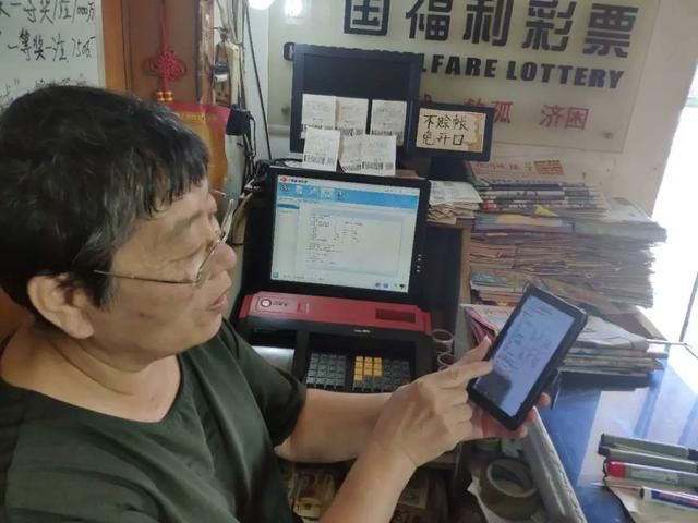 小站|河北福彩小站中出双色球千万大奖，六旬站主连夜写喜报