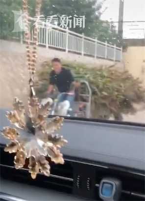 热心|老人拉车“被困”桥洞 热心小伙冲了上去...