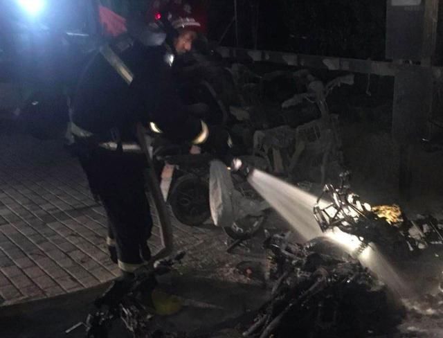  消防|大雨后充电电动车爆燃，消防部门：高温潮湿导致电池故障