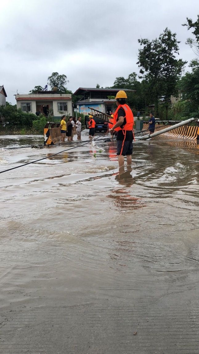  内江|内江移动的“泥腿子”们，冲在了通信抢险的第一线！