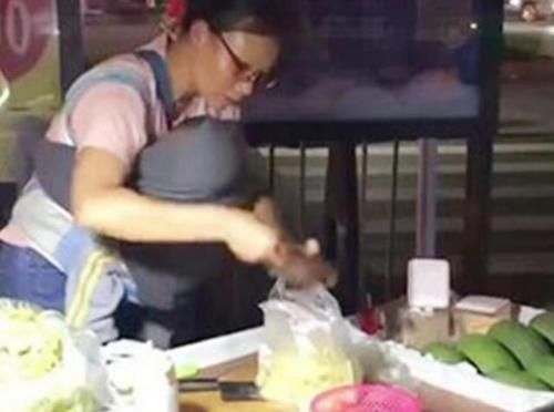布条|女子深夜夜市摆摊，胸前缠绕着的布条，顾客看到后深表同情