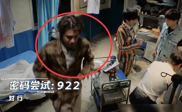  挑战|密逃挑战超长录制，黄明昊频频犯困，努力清醒的样子太辛酸