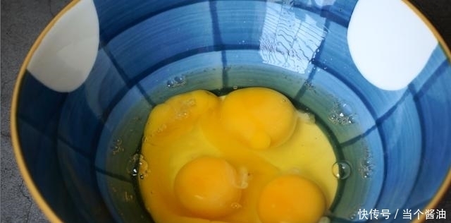 面粉|早餐别出去买了,4个鸡蛋1碗面粉,5分钟做好早餐,懒人必备