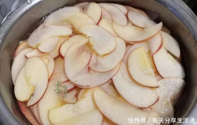 简单|爱吃零食的有口福了,5个苹果,切一切简单一做,比薯片营养好吃