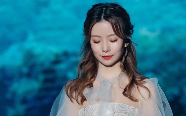  看重|陈卓璇带着“面具论”吸引铁粉，现在90后更看重自己的感受