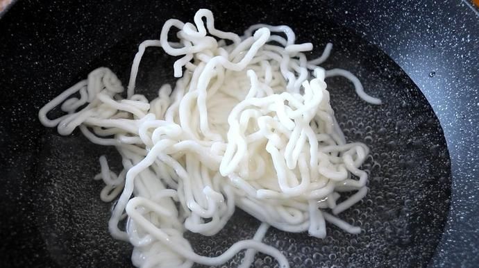  爽滑|天气炎热没有胃口？教你做一碗酸辣土豆粉，筋道爽滑，酸辣开胃