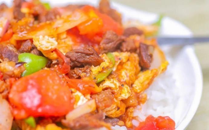 桌椅|店内坐不下,门口搬桌椅来吃!丰储街的这家盖浇饭火了13年!