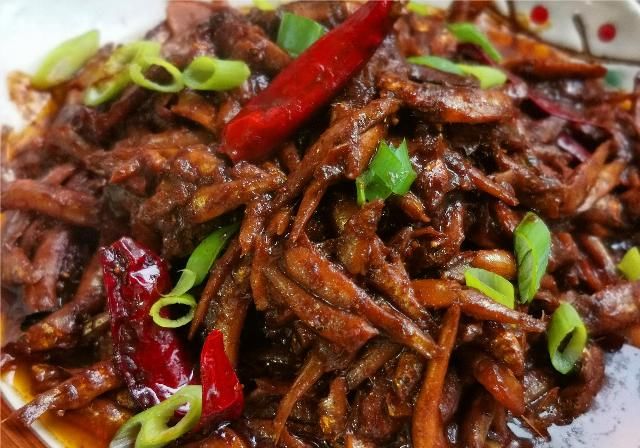 东北|小野生鱼怎样做好吃，东北小鱼酱的做法，酱香味浓，开胃下饭