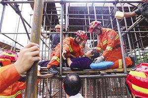 戳穿|工人高处跌落 被钢筋戳穿脸