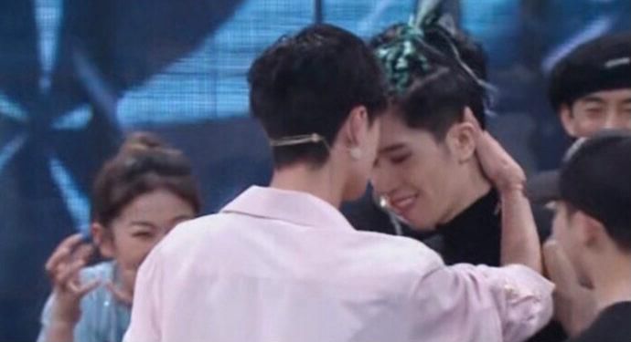  合影|这就是街舞：张萌不敢与王一博合影，总决赛易烊千玺将回归