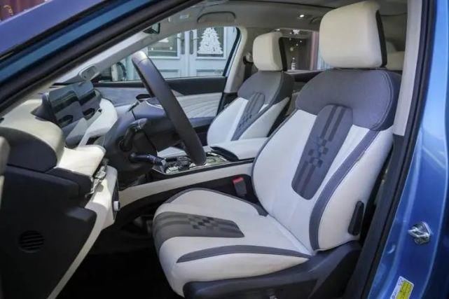 SUV|试驾奔腾全新纯电动SUV E01!造型科幻+三块大屏,驾乘感舒适