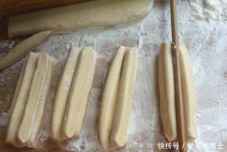 好吃|手把手教你炸油条，不加明矾不用发酵，油条蓬松香酥，好吃还健康