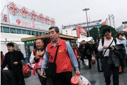 躲掉|火车站出现“新骗局”，一旦被盯上很难躲掉，连警察都没办法，抓紧看一看！