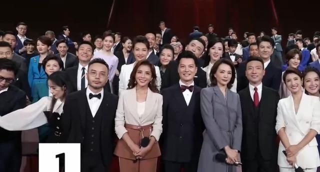  董卿|108位主持人“世纪同框”，董卿站C位，华少太业余，梁田比汪涵稳