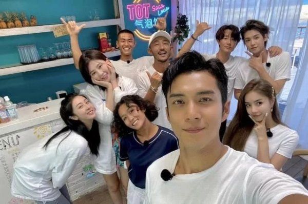 赵小棠|《夏日冲浪店》:安崎赵小棠来袭,黄明昊当面说虞书欣做作?