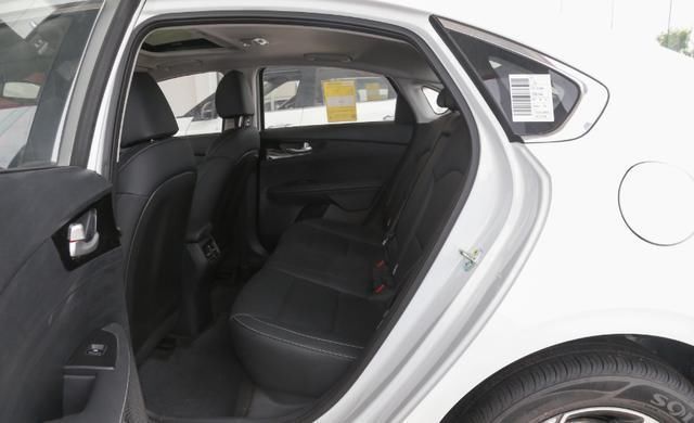 帅气|起亚终于接地气了！新车都跌到10.88万，比思域还要帅气